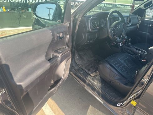 Used 2021 Toyota Tacoma TRD Sport image 5