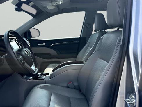 Used 2014 Toyota Highlander Limited w/ Driver Technology Package AWD/4WD image 10