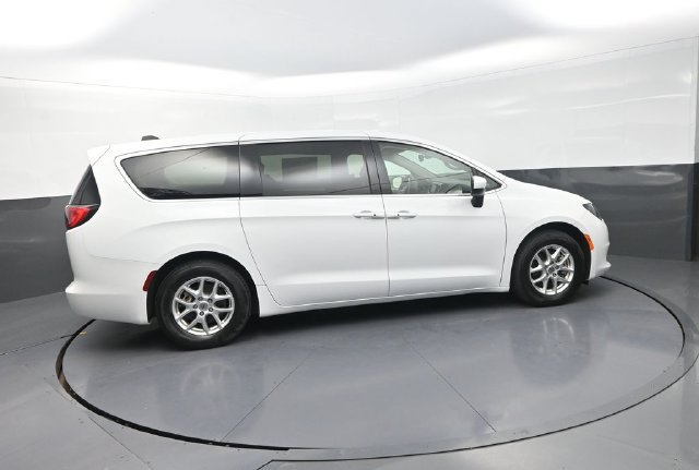 Used 2023 Chrysler Voyager LX FWD image 10