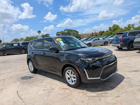 Certified 2023 Kia Soul LX w/ LX Technology Package FWD image 2