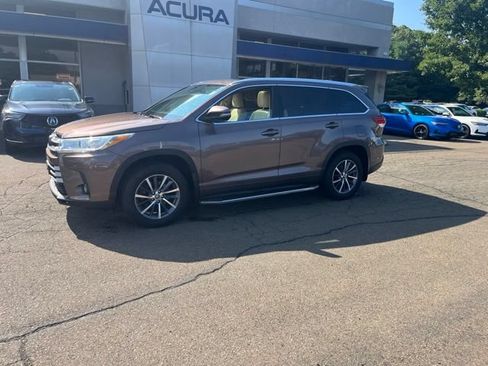 Used 2017 Toyota Highlander XLE AWD/4WD image 34