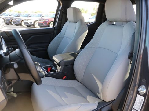 Used 2025 Toyota Tacoma SR5 AWD/4WD image 14