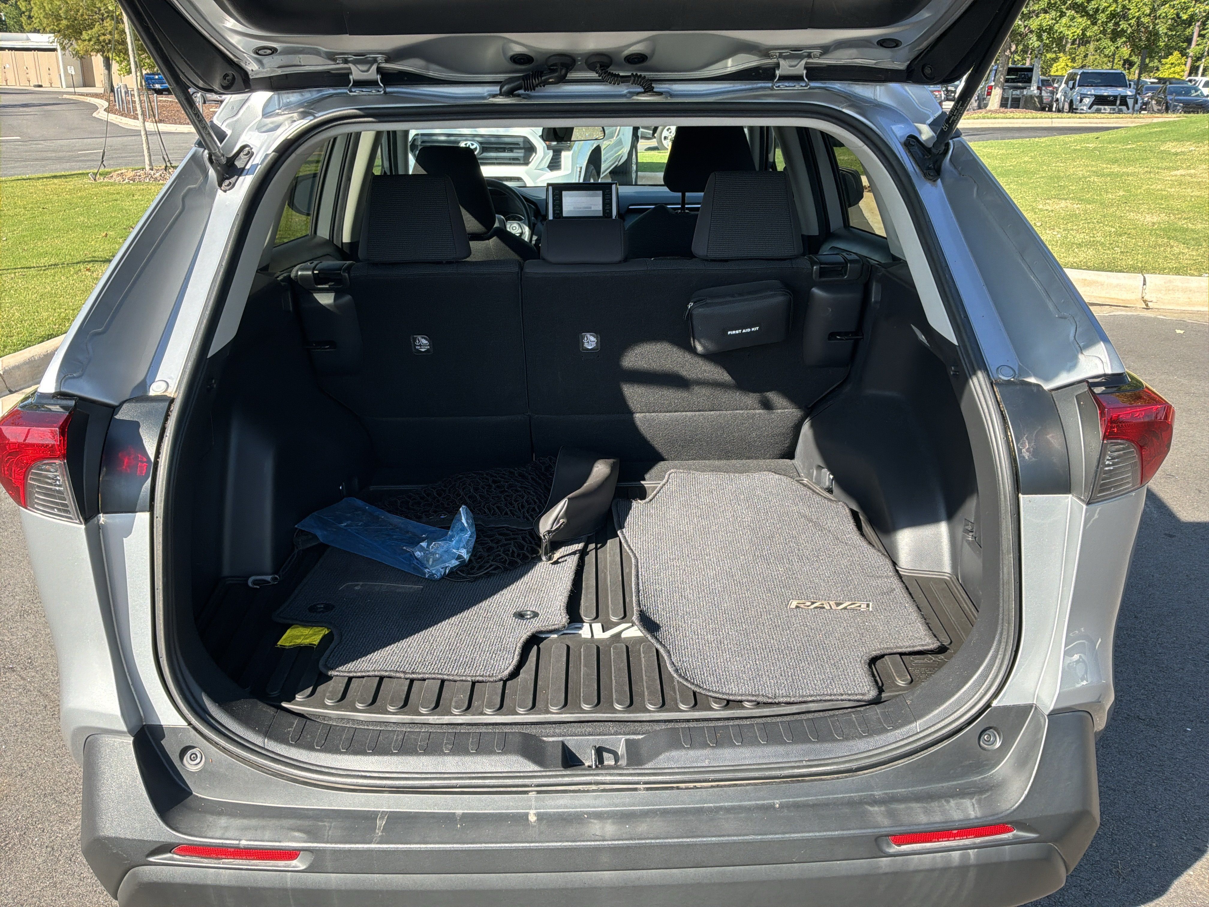 Used 2019 Toyota RAV4 LE FWD image 38