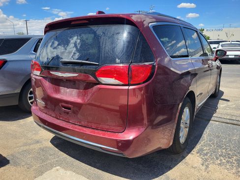 Used 2018 Chrysler Pacifica Touring-L FWD image 5