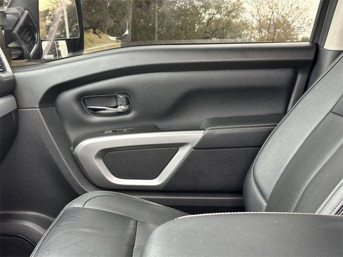 Used 2019 Nissan Titan PRO-4X w/ Pro-4x Convenience Package image 12