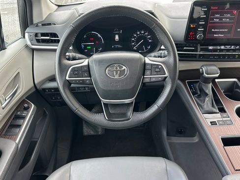 Used 2023 Toyota Sienna XLE image 16
