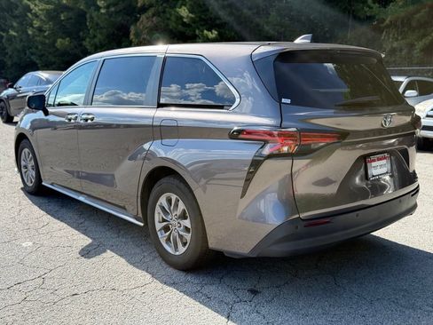 Used 2022 Toyota Sienna XLE FWD image 5