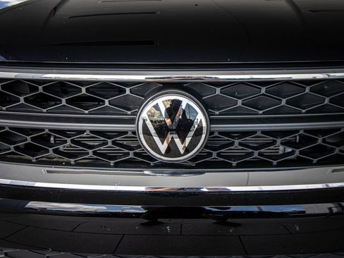 Used 2023 Volkswagen Taos SE w/ Panoramic Sunroof Package FWD image 8