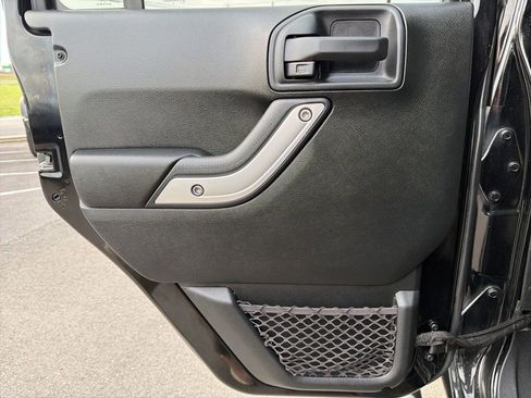 Used 2018 Jeep Wrangler Unlimited Rubicon w/ Connectivity Group AWD/4WD image 18