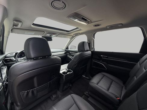 Used 2025 Kia Telluride EX w/ EX Captain's Chair Package AWD/4WD image 31