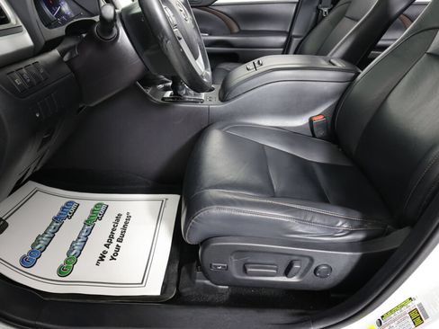 Used 2019 Toyota Highlander XLE w/ Carpet Mat Package (TMS) AWD/4WD image 13