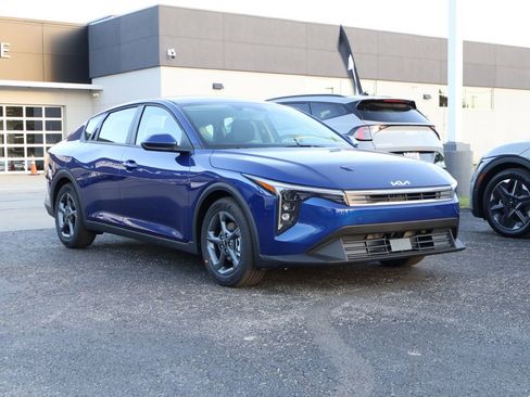 New 2025 Kia K4 LXS image 1