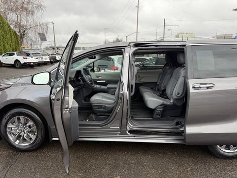 Certified 2023 Toyota Sienna XLE image 19