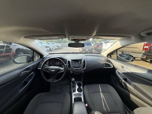 Used 2018 Chevrolet Cruze LT w/ Convenience Package FWD image 18