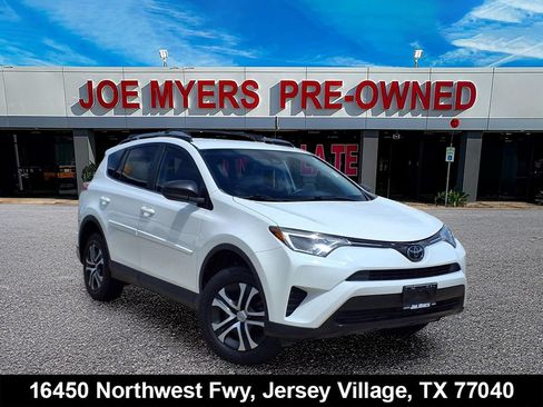 Used 2018 Toyota RAV4 LE FWD image 1