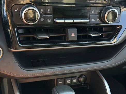 Used 2020 Toyota Highlander XLE AWD/4WD image 15