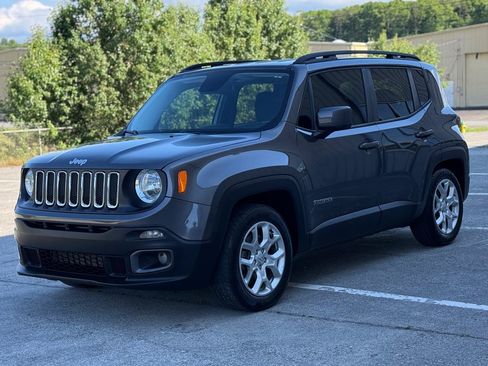 Used 2017 Jeep Renegade Latitude w/ Popular Equipment Group FWD image 7