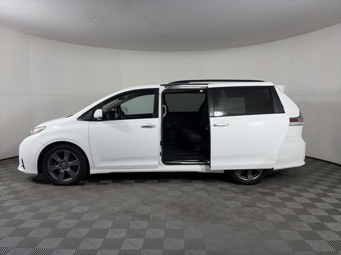 Used 2018 Toyota Sienna SE image 25