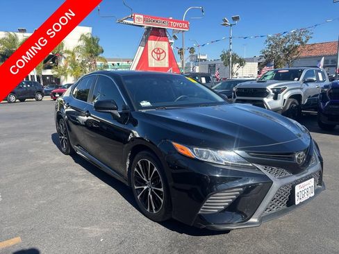 Used 2018 Toyota Camry SE FWD image 2