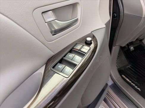 Used 2020 Toyota Sienna XLE w/ XLE Navigation Package AWD/4WD image 19