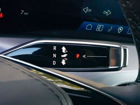 Used 2026 Cadillac Vistiq Platinum image 40