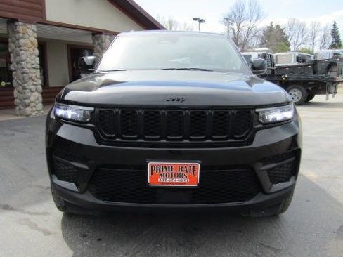 Used 2024 Jeep Grand Cherokee Altitude AWD/4WD image 3