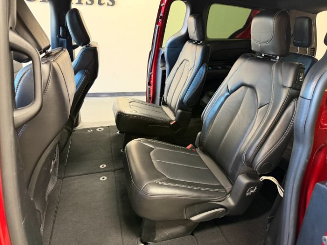 Used 2025 Chrysler Pacifica Select FWD image 26