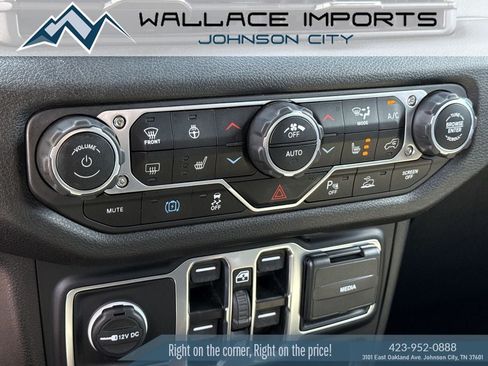 Used 2024 Jeep Wrangler Unlimited w/ Convenience Group AWD/4WD image 29