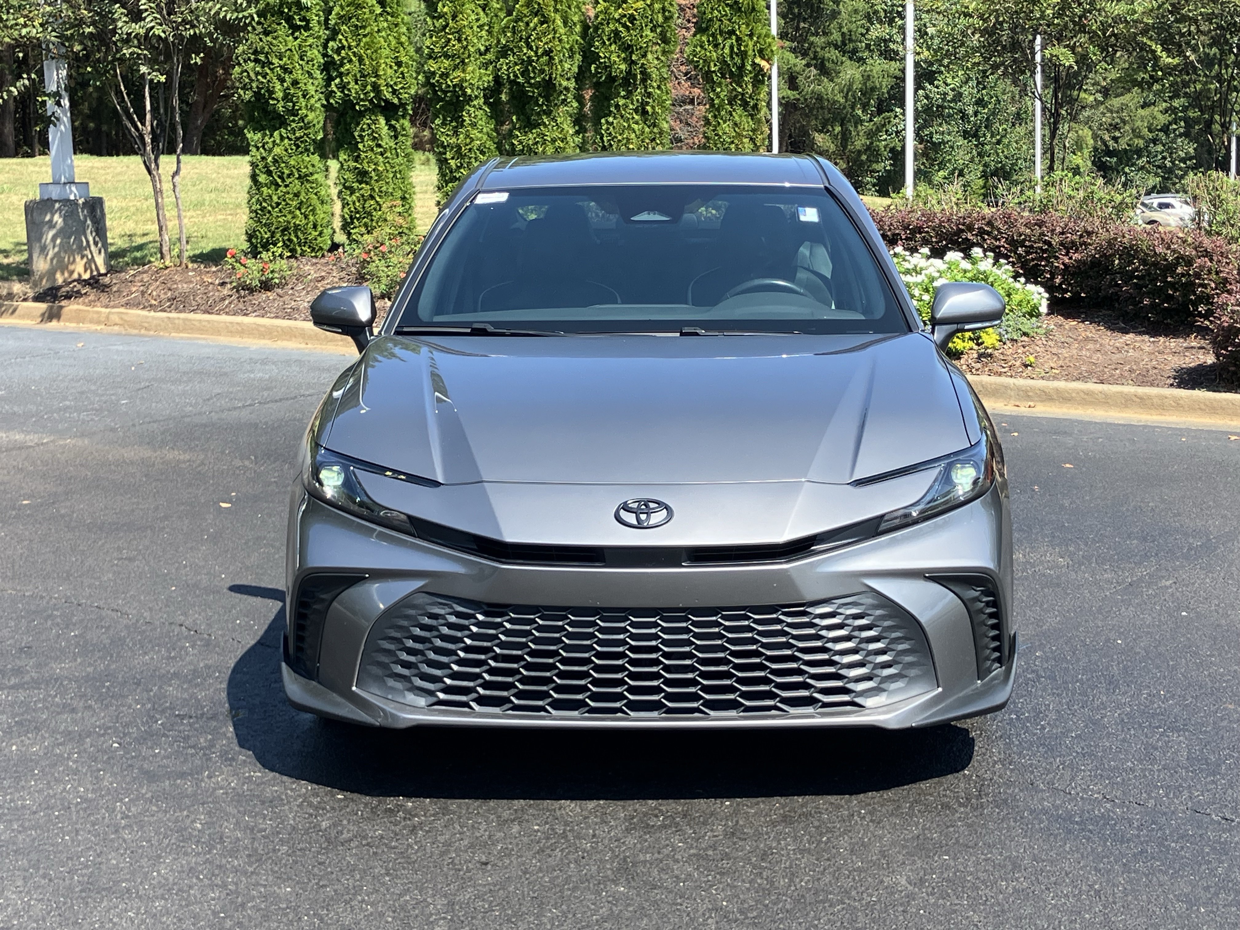 Used 2025 Toyota Camry SE FWD image 3