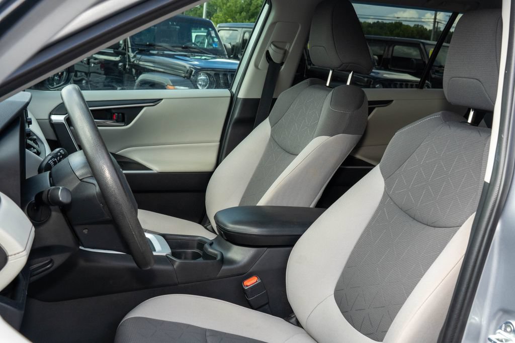 Used 2021 Toyota RAV4 XLE w/ Convenience Package FWD image 15