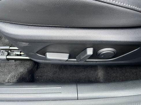 Used 2025 Hyundai Elantra Limited image 23