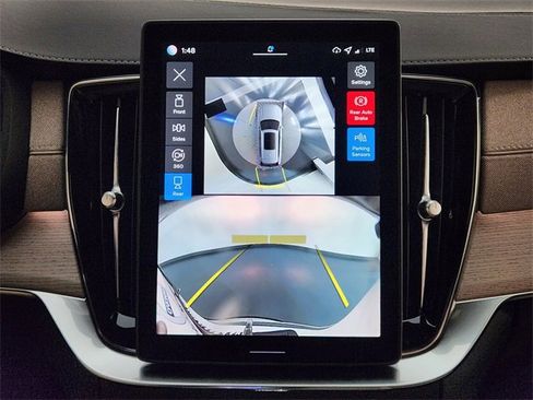 New 2026 Volvo XC90 B6 Plus w/ Protection Package Premier image 18