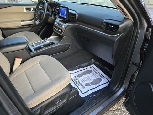 Used 2022 Ford Explorer XLT image 30