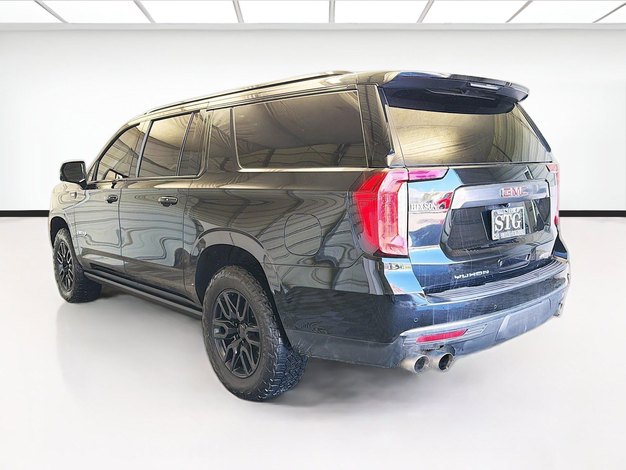 Used 2024 GMC Yukon XL AT4 w/ AT4 Premium Plus Package AWD/4WD image 6