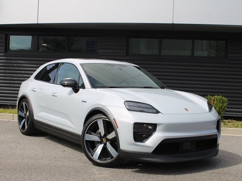 Used 2024 Porsche Macan 4 Electric image 9