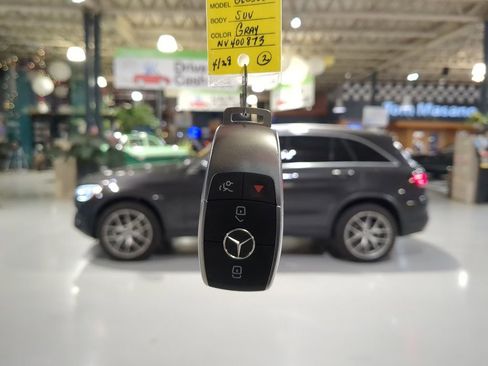 Used 2022 Mercedes-Benz GLC 300 4MATIC image 4