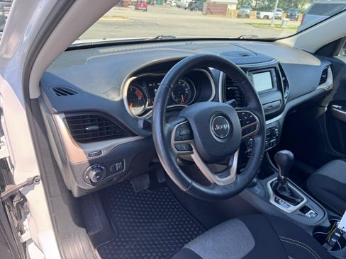 Used 2018 Jeep Cherokee Latitude w/ Cold Weather Group AWD/4WD image 9