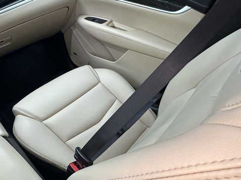 Used 2018 Cadillac XT5 FWD image 16