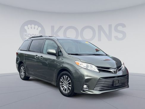 Used 2018 Toyota Sienna XLE FWD image 1