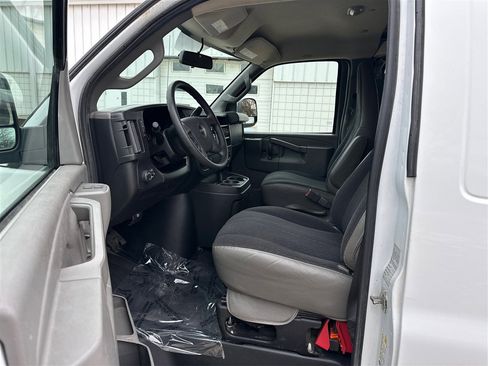 Used 2018 GMC Savana 2500 w/ Driver Convenience Package image 9
