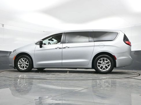 Used 2024 Chrysler Pacifica Touring-L FWD image 30