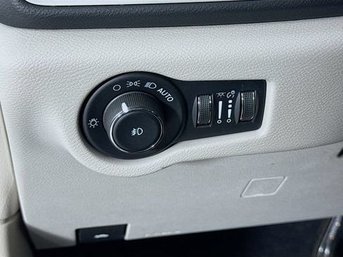 Used 2022 Chrysler Pacifica Touring-L FWD image 10