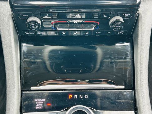 Used 2023 Jeep Grand Cherokee L Limited w/ Black Appearance Package image 25