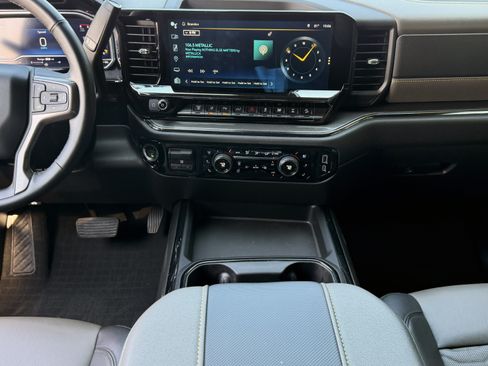 Used 2024 Chevrolet Silverado 2500 ZR2 w/ Technology Package AWD/4WD image 8