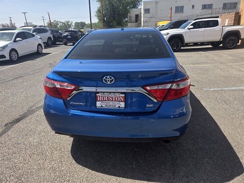 Used 2017 Toyota Camry SE w/ Moonroof Package FWD image 2