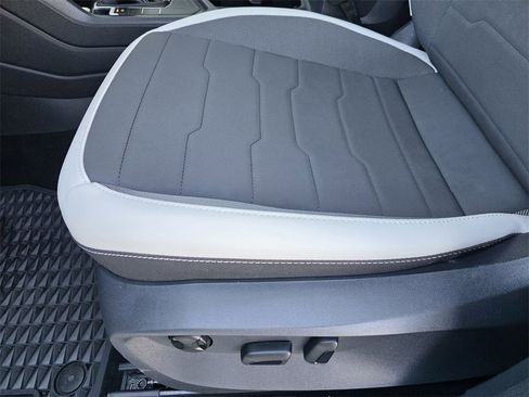 Used 2025 Volkswagen Taos SE image 18