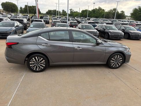 Used 2025 Nissan Altima 2.5 SV FWD image 6
