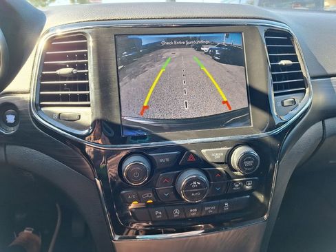 Used 2021 Jeep Grand Cherokee Laredo X image 15