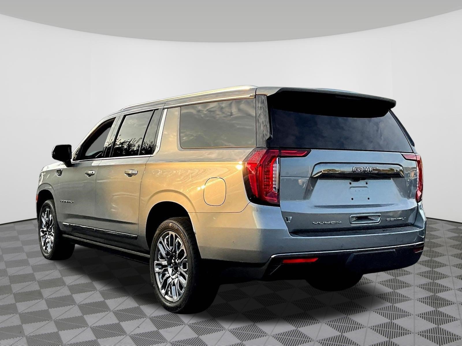 Used 2023 GMC Yukon XL Denali Ultimate w/ LPO, Floor Liner Package AWD/4WD image 4