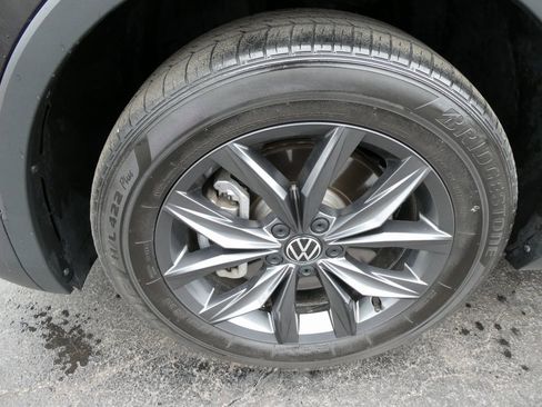 Used 2022 Volkswagen Tiguan SE w/ Panoramic Sunroof Package image 10